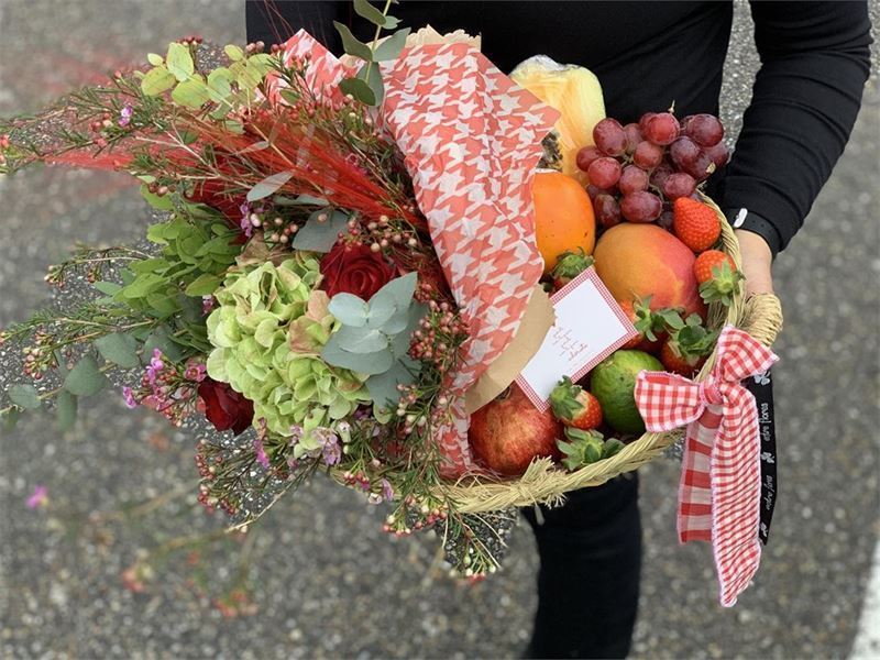 CESTA CON FLORES Y FRUTAS - Imagen 1