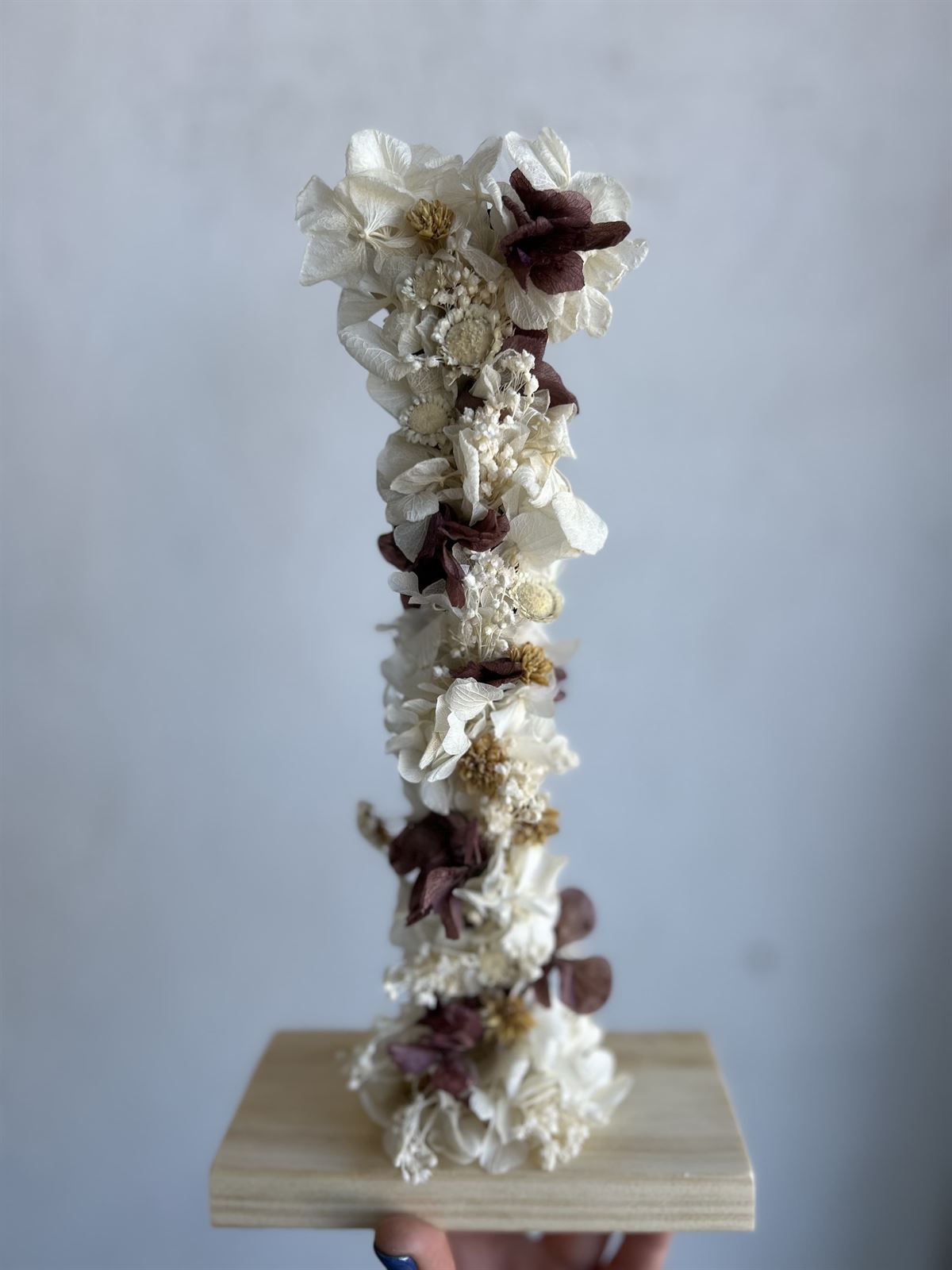 Inicial de madera con flor preservada - Imagen 9